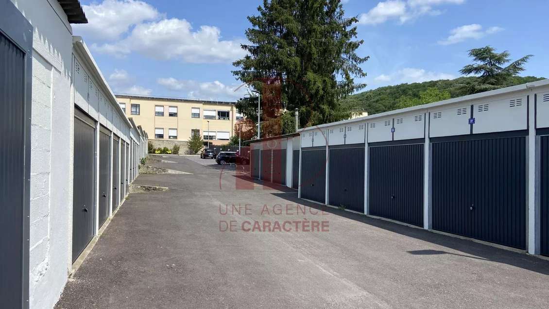 Ensemble de garages à vendre à Chevreuse centre
