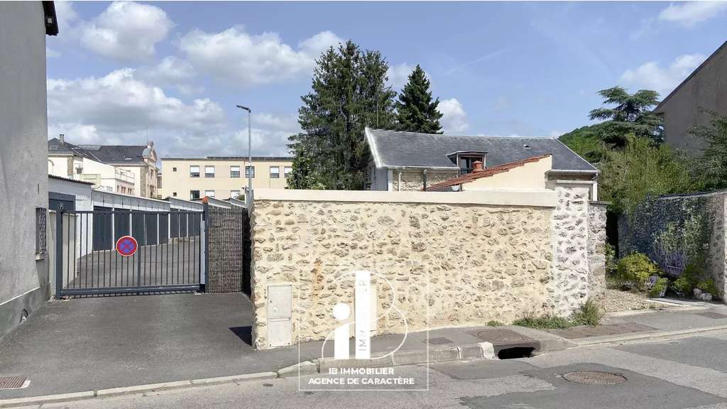 Ensemble de garages à vendre à Chevreuse centre