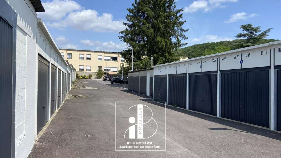 Ensemble de garages à vendre à Chevreuse centre