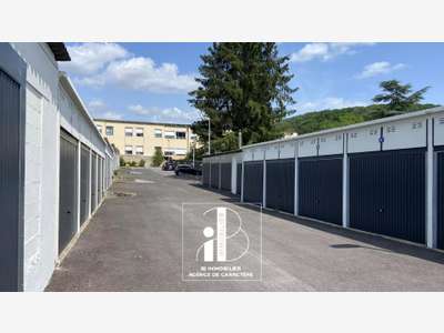 Ensemble de garages à vendre à Chevreuse centre