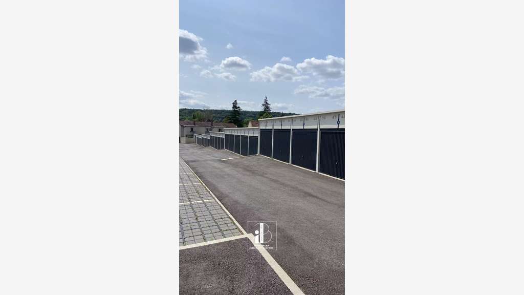 Ensemble de garages à vendre à Chevreuse centre