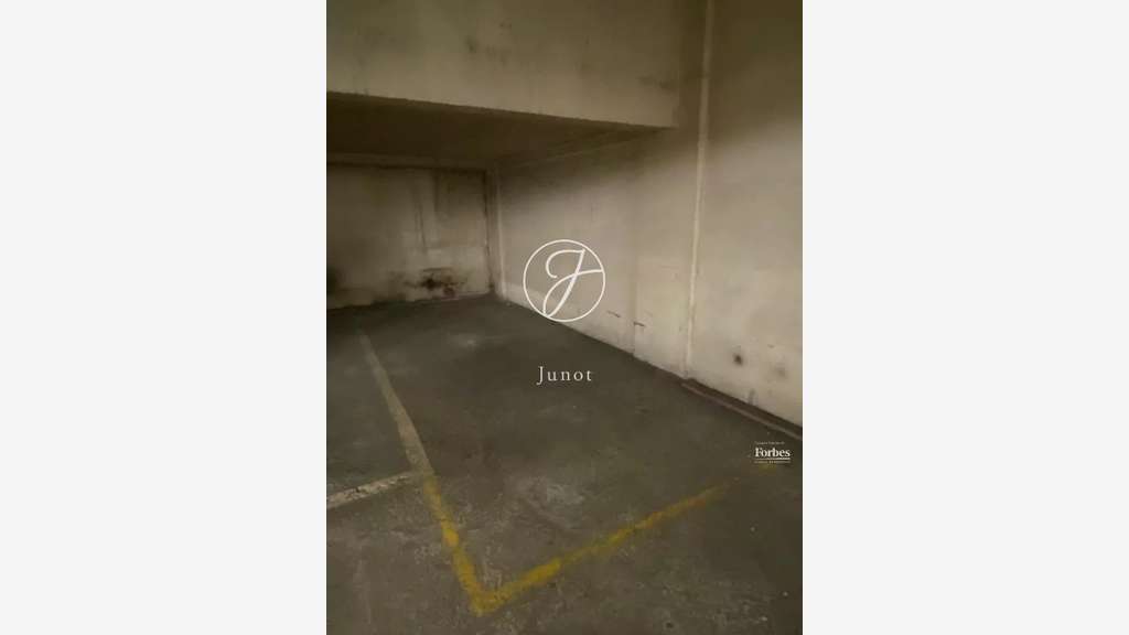 Vente parking 1 place borne élec Paris 17e Ampère