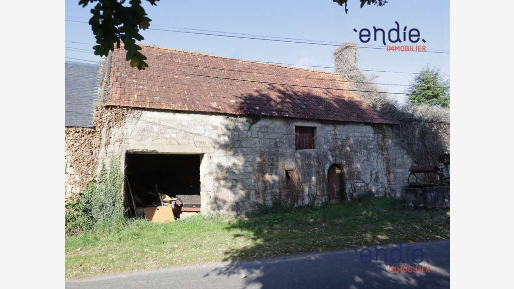 Dépendance en pierres mitoyenne en campagne.