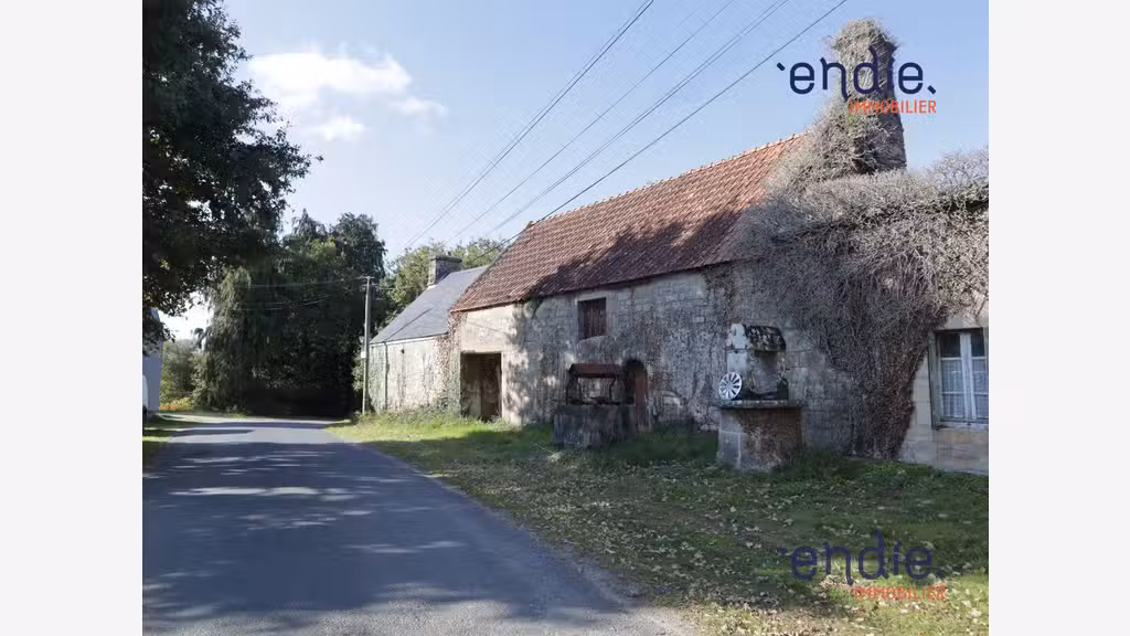 Dépendance en pierres mitoyenne en campagne.
