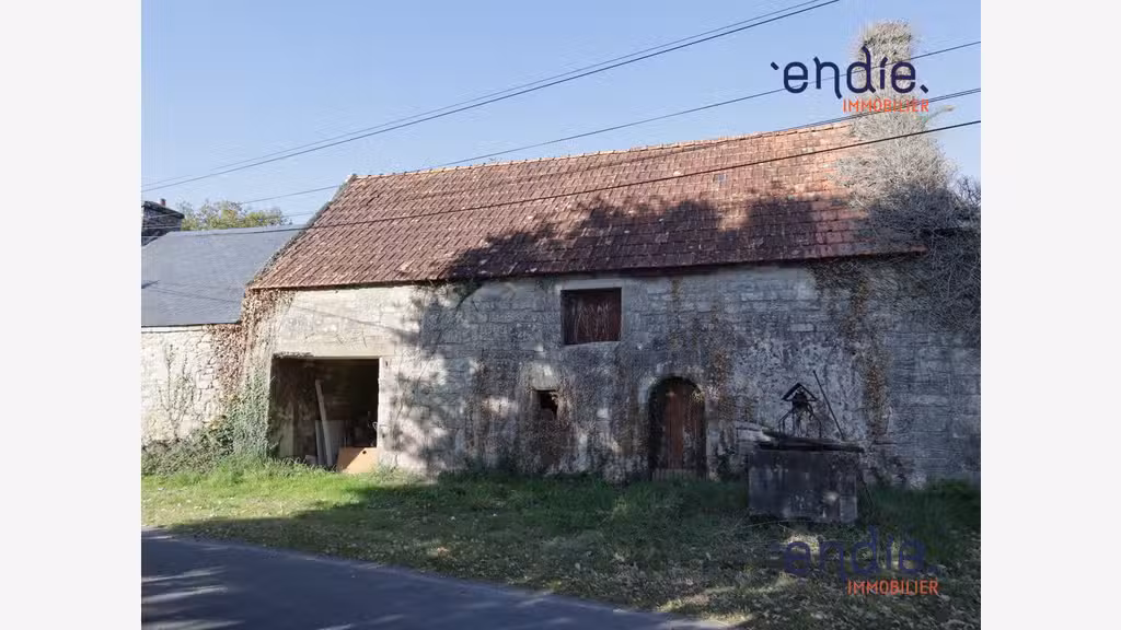 Dépendance en pierres mitoyenne en campagne.