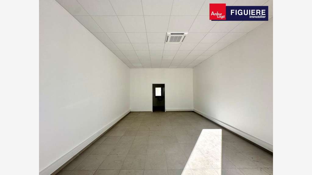 Vend locaux d'activités de 7642m² à Bouc Bel Air