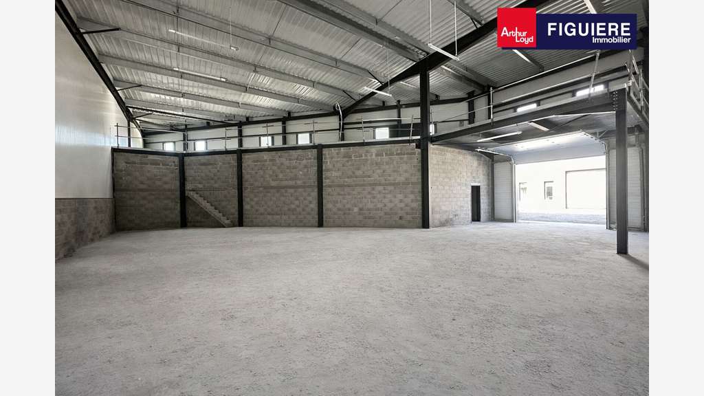 Vend locaux d'activités de 7642m² à Bouc Bel Air