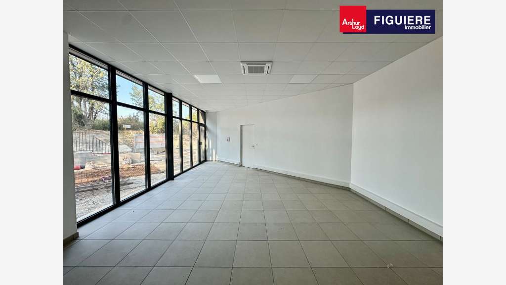 Vend locaux d'activités de 7642m² à Bouc Bel Air