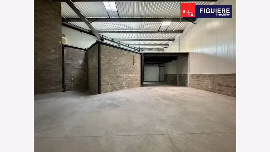 Vend locaux d'activités de 7642m² à Bouc Bel Air