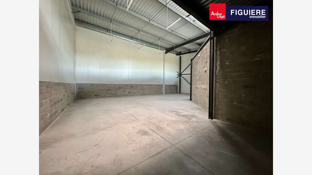 Vend locaux d'activités de 7642m² à Bouc Bel Air