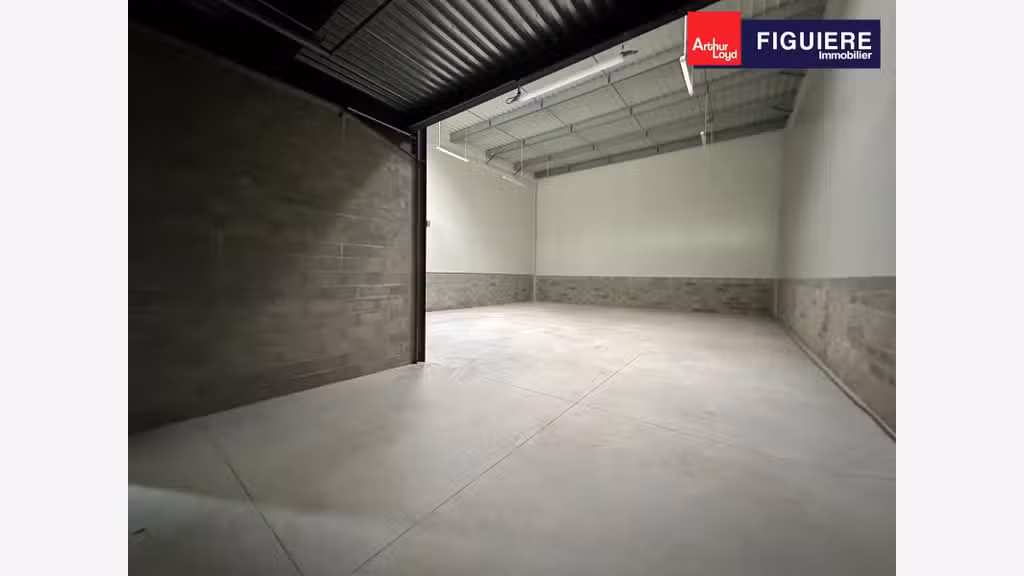 Vend locaux d'activités de 7642m² à Bouc Bel Air