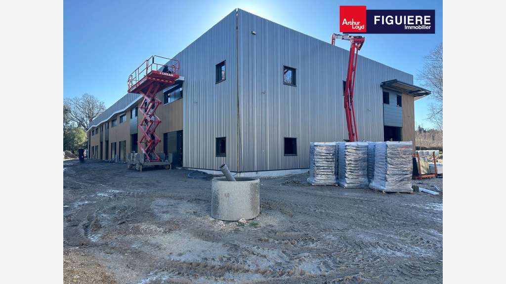 Vend locaux d'activités de 7642m² à Bouc Bel Air