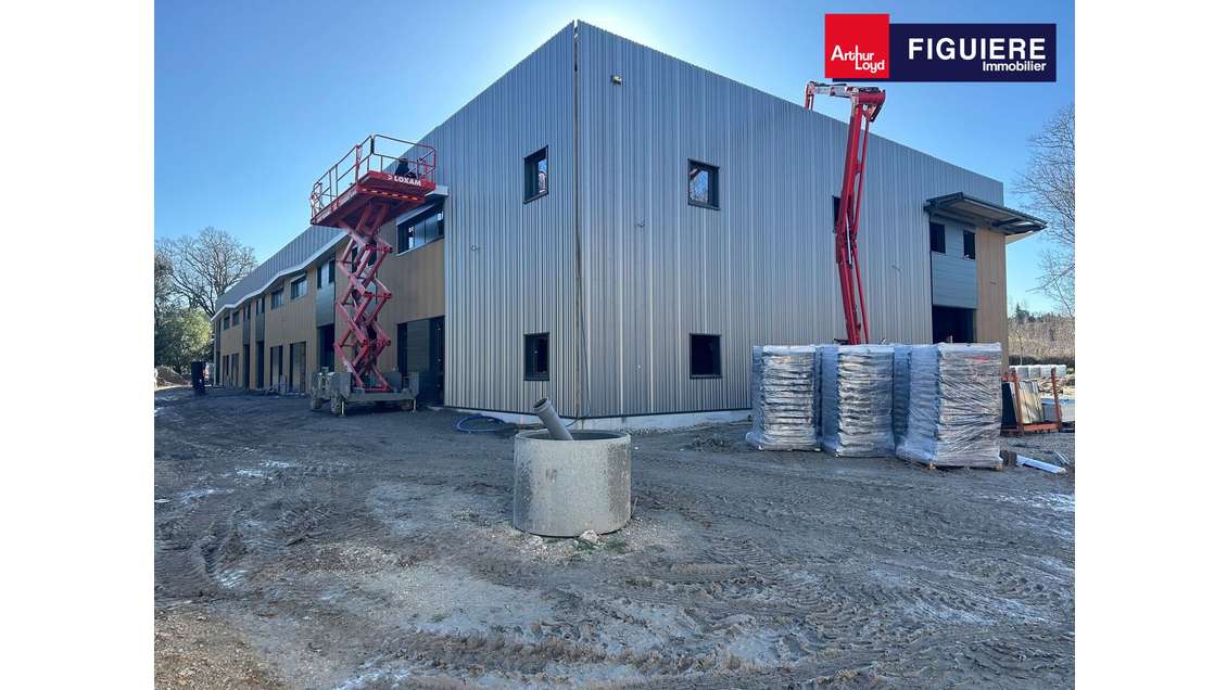 Vend locaux d'activités de 7642m² à Bouc Bel Air