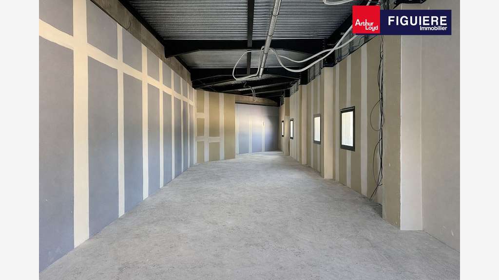 Vend locaux d'activités de 7642m² à Bouc Bel Air