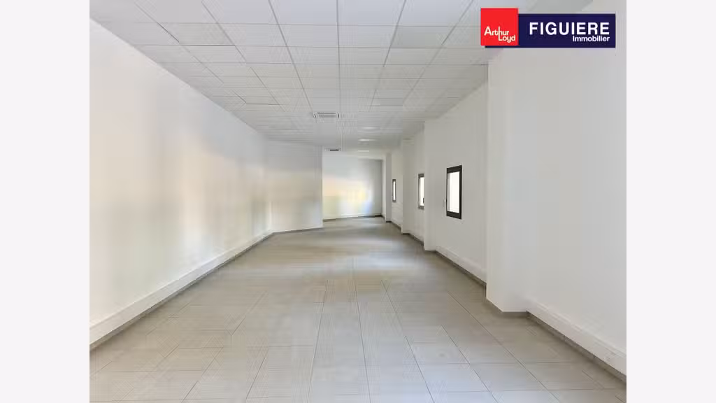 Vend locaux d'activités de 7642m² à Bouc Bel Air
