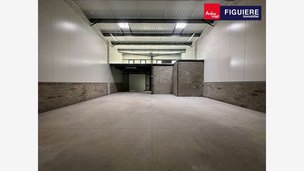 Vend locaux d'activités de 7642m² à Bouc Bel Air