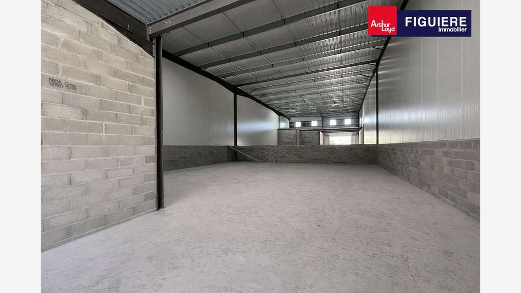 Vend locaux d'activités de 7642m² à Bouc Bel Air