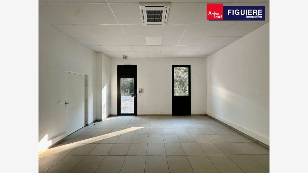 Vend locaux d'activités de 7642m² à Bouc Bel Air