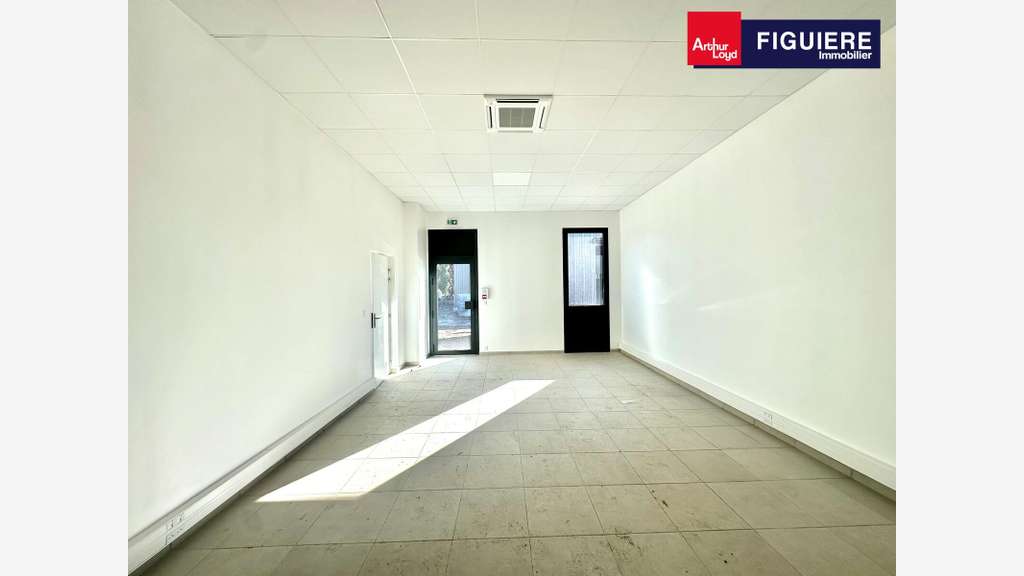 Vend locaux d'activités de 7642m² à Bouc Bel Air