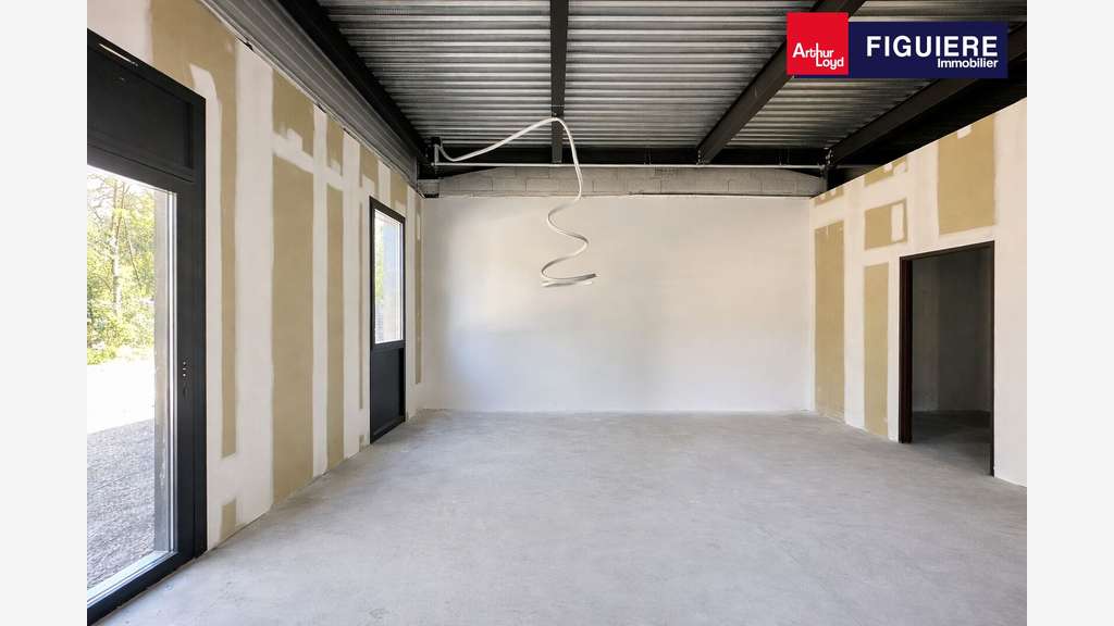 Vend locaux d'activités de 7642m² à Bouc Bel Air