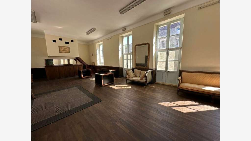 Bâtisse de 130m² à vendre en centre bourg Vienne