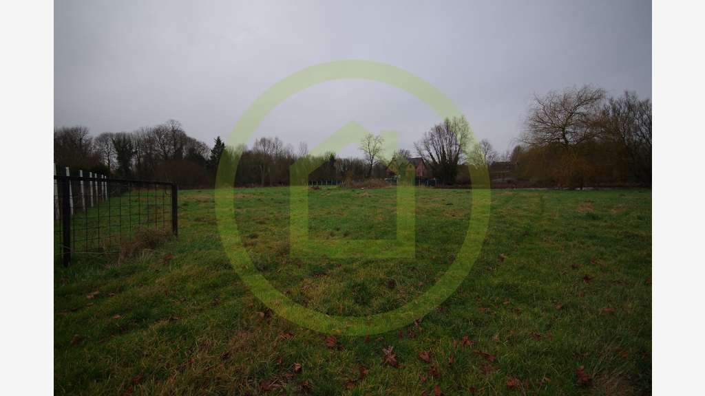AV Parcelle avec étang privé de 4 817m² à Éstrun