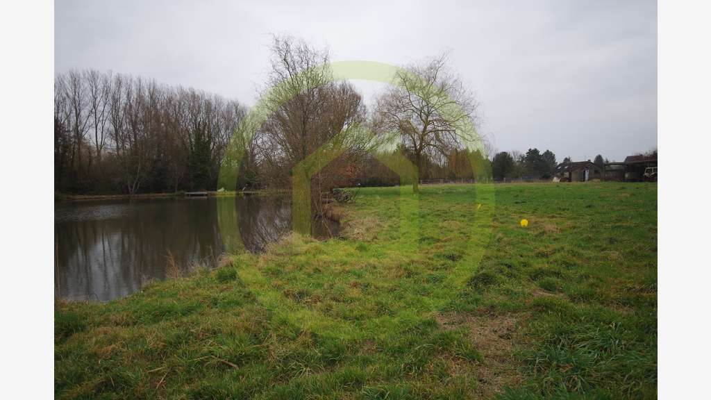AV Parcelle avec étang privé de 4 817m² à Éstrun