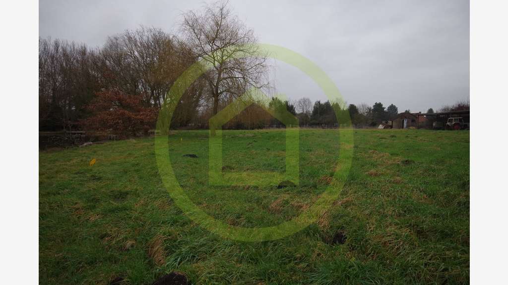 AV Parcelle avec étang privé de 4 817m² à Éstrun