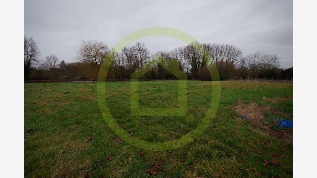 AV Parcelle avec étang privé de 4 817m² à Éstrun