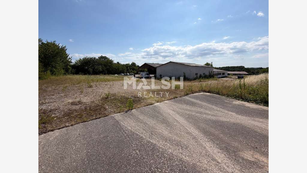 Terrain de 6 000 m² avec local d'activités de 520