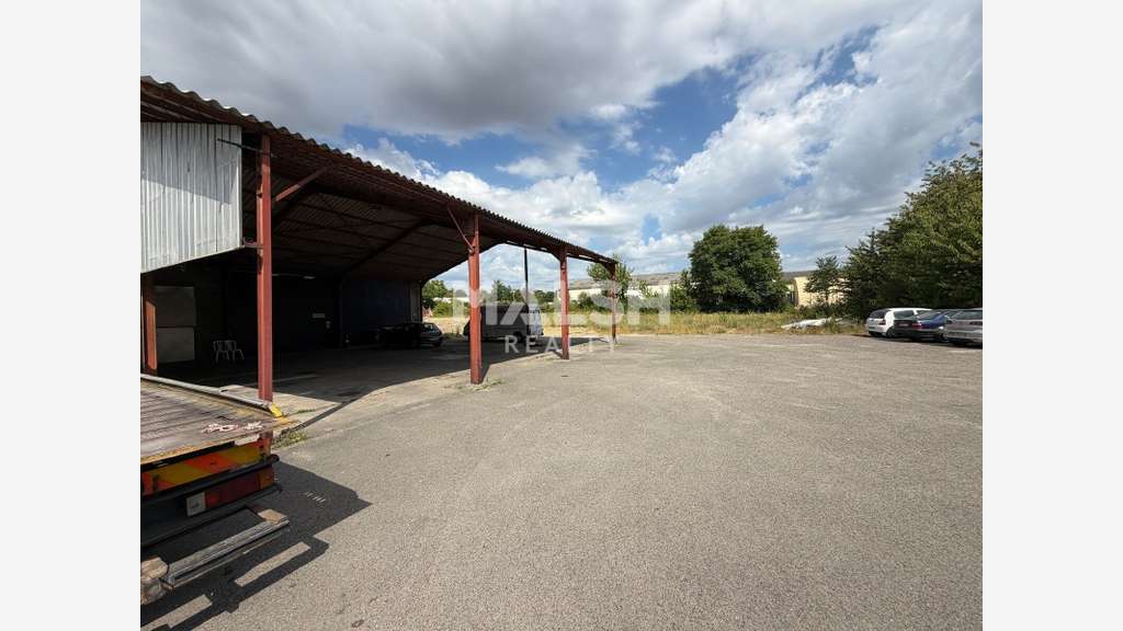 Terrain de 6 000 m² avec local d'activités de 520