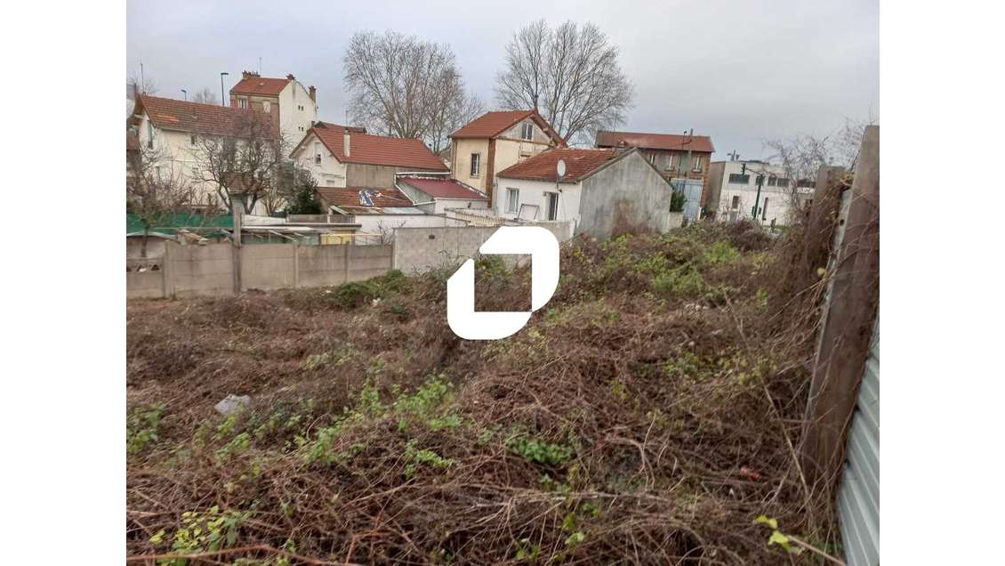 Sur un axe passant avec une belle visibilité et à