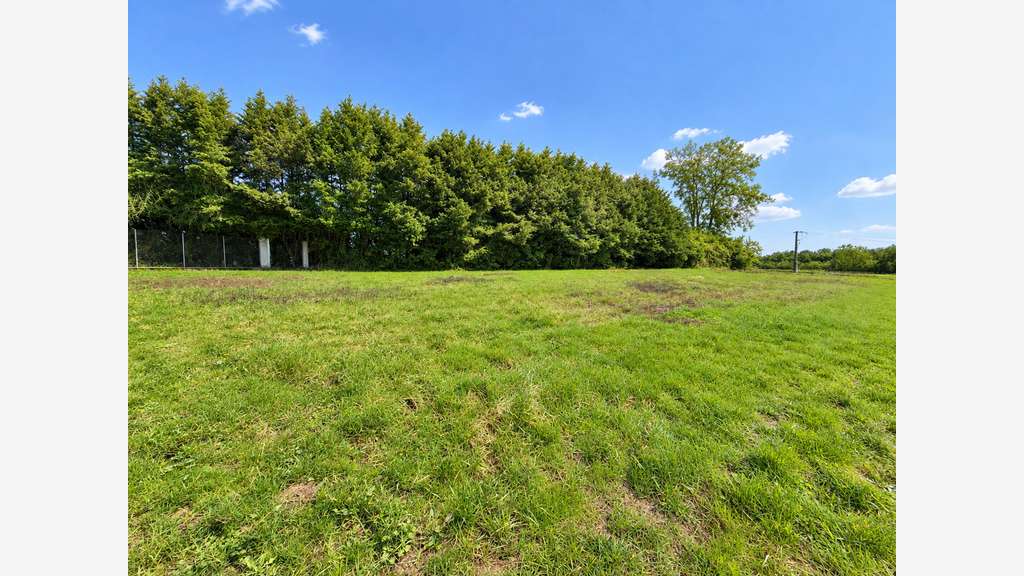 Vente terrain constructible 3300m² à Lugon