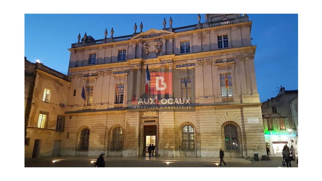 DAB local commercial 77m² en angle de rue à Arles