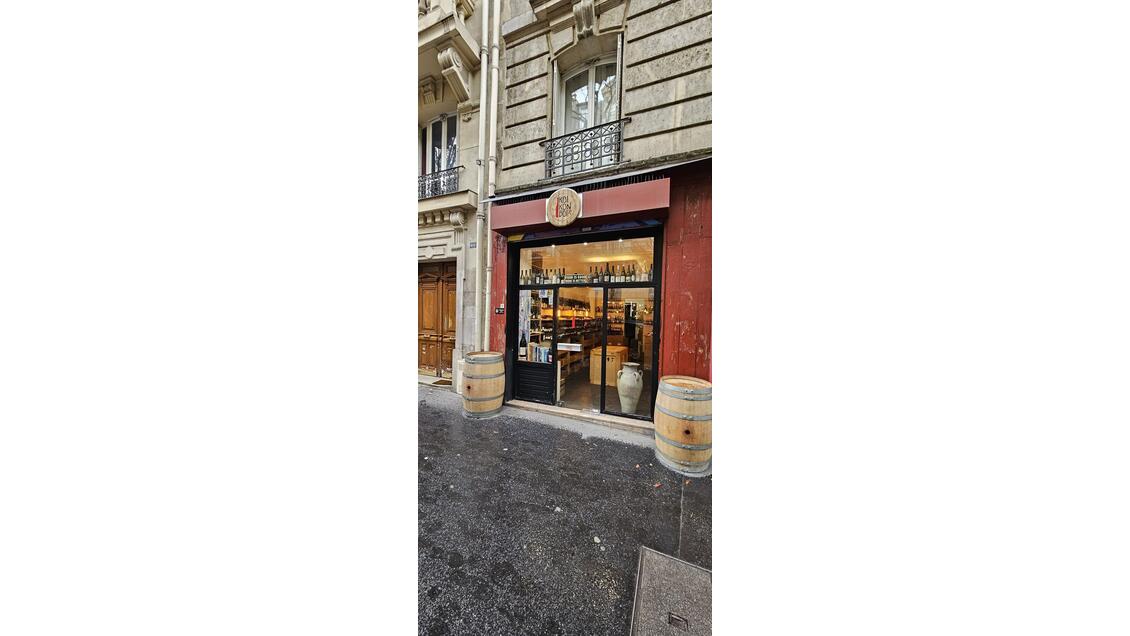 Cède bail petite boutique 39m² rue Custine à Paris