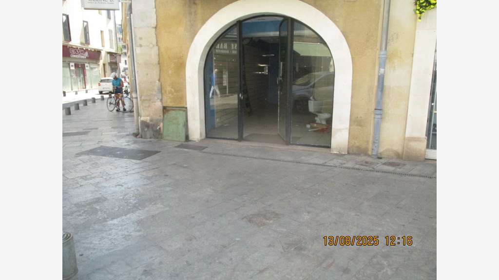 bel emplacement  NIMES CV creation restaurant