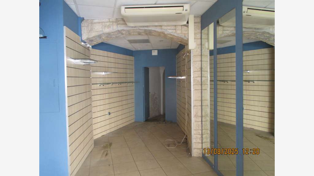 bel emplacement  NIMES CV creation restaurant