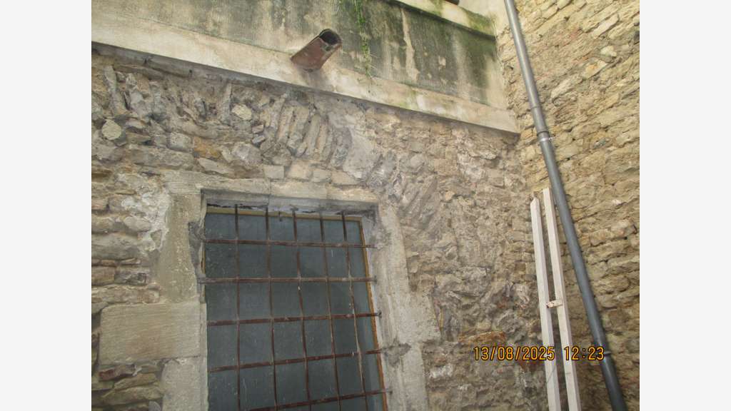 bel emplacement  NIMES CV creation restaurant