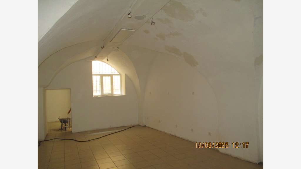bel emplacement  NIMES CV creation restaurant