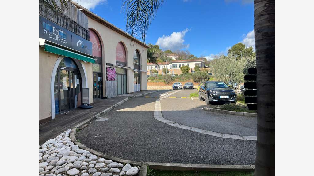 Local commercial équipé – Pas de porte – Ollioules