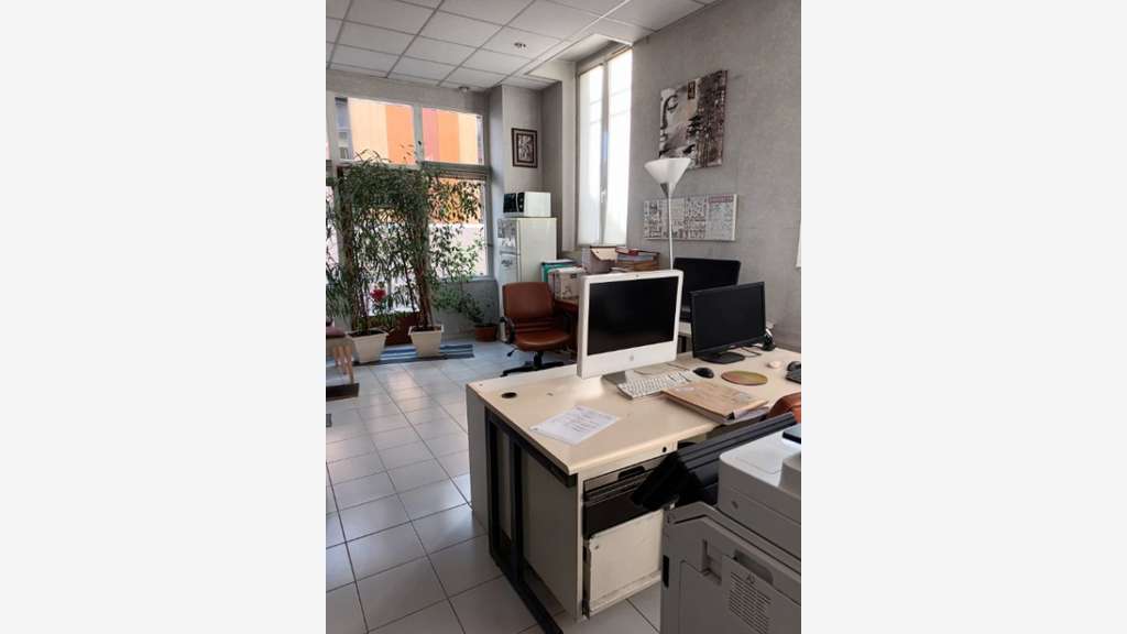 Bureau/boutique à côté du port de la Villette