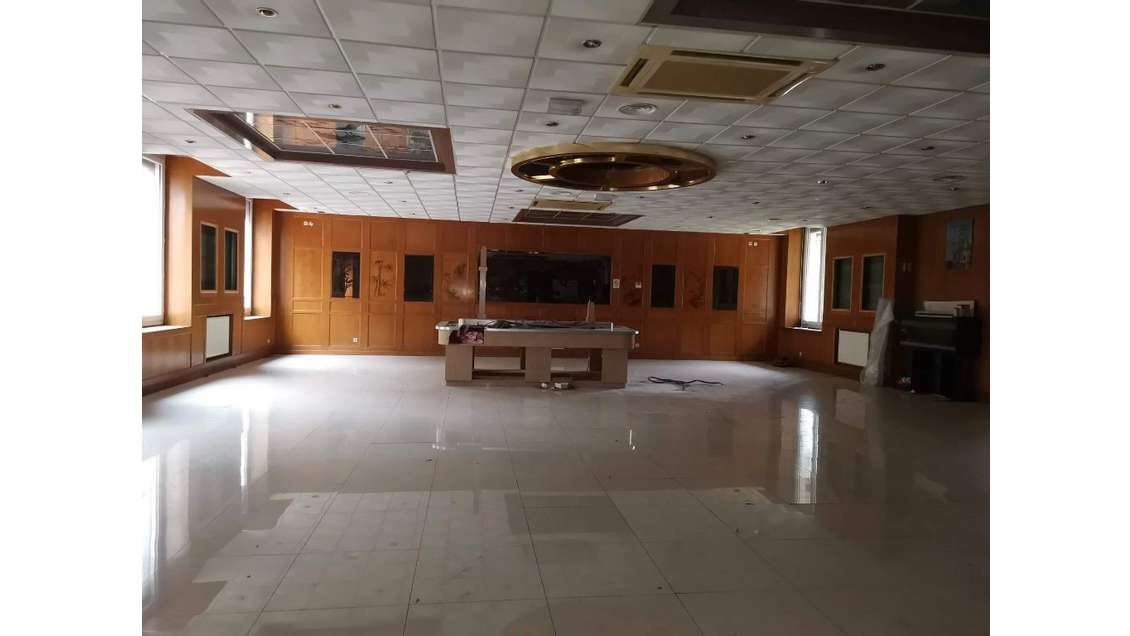 A céder local commercial de 325m² Bourg en Bresse