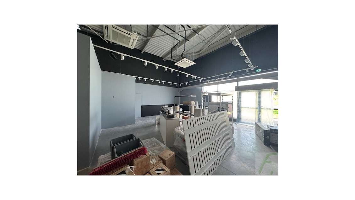 Très beau local commercial 95m² à Aix-les-Bains