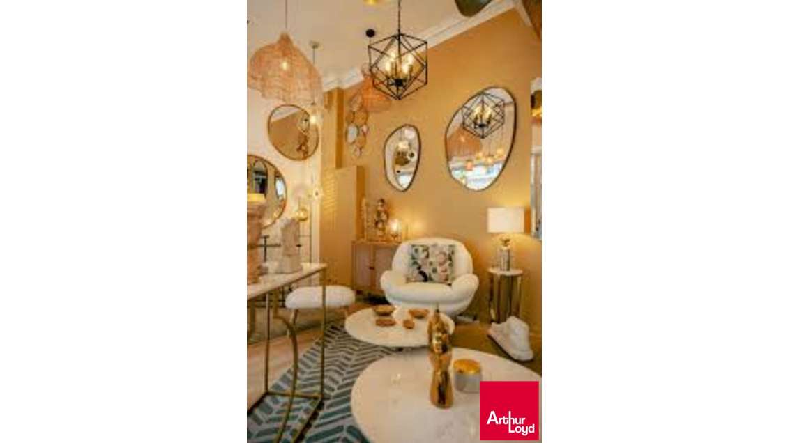 ANGLET - BEL EMPLACEMENT E JOLI BOUTIQUE A SAISIR