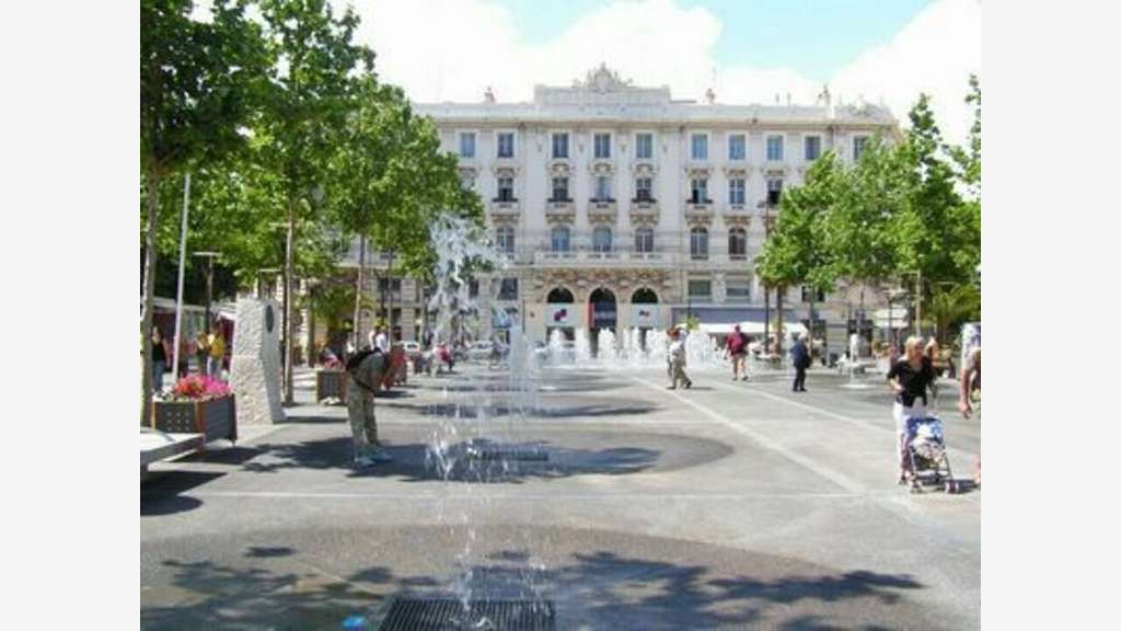 Droit au bail 101m² place gl de Gaulle à Antibes