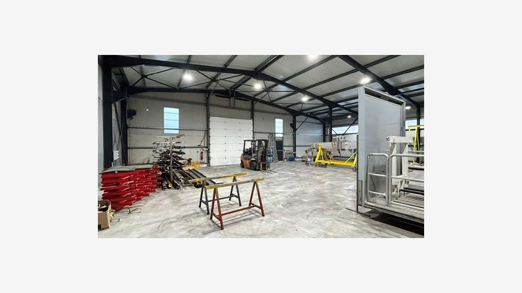 Location local artisanal TBE 700m² ZA Bagnols/Cèze