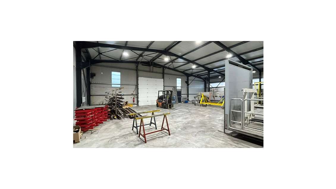 Location local artisanal TBE 700m² ZA Bagnols/Cèze