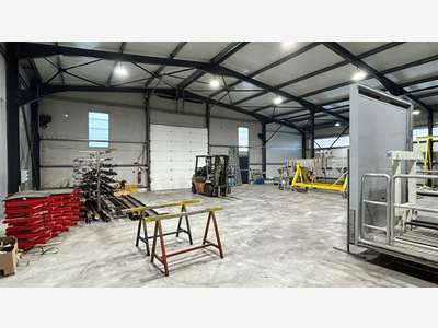 Location local artisanal TBE 700m² ZA Bagnols/Cèze