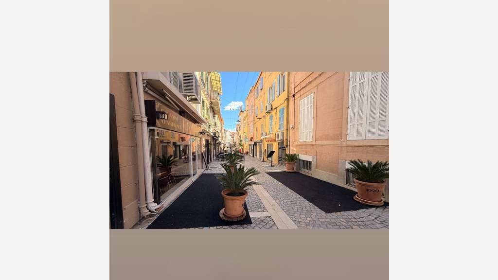 A vendre pas de porte local 18m² à Bandol