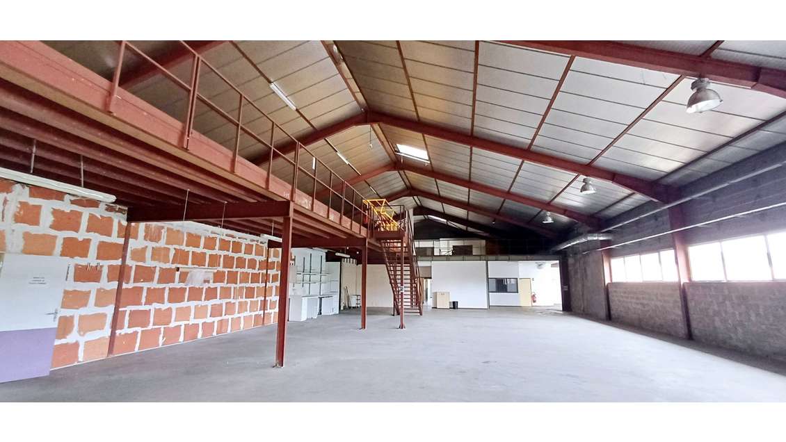 A louer local d'activités 2100m² à Bourg-en-Bresse